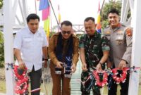 Walikota Sungai Penuh, Alfin bersama Dandim, Kapolres serta Ketua DPRD Sungai Penuh saat membuka secara resmi jembatan baru