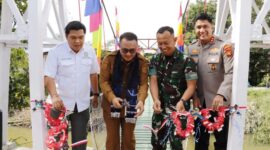 Walikota Sungai Penuh, Alfin bersama Dandim, Kapolres serta Ketua DPRD Sungai Penuh saat membuka secara resmi jembatan baru