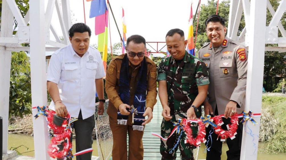 Walikota Sungai Penuh, Alfin bersama Dandim, Kapolres serta Ketua DPRD Sungai Penuh saat membuka secara resmi jembatan baru
