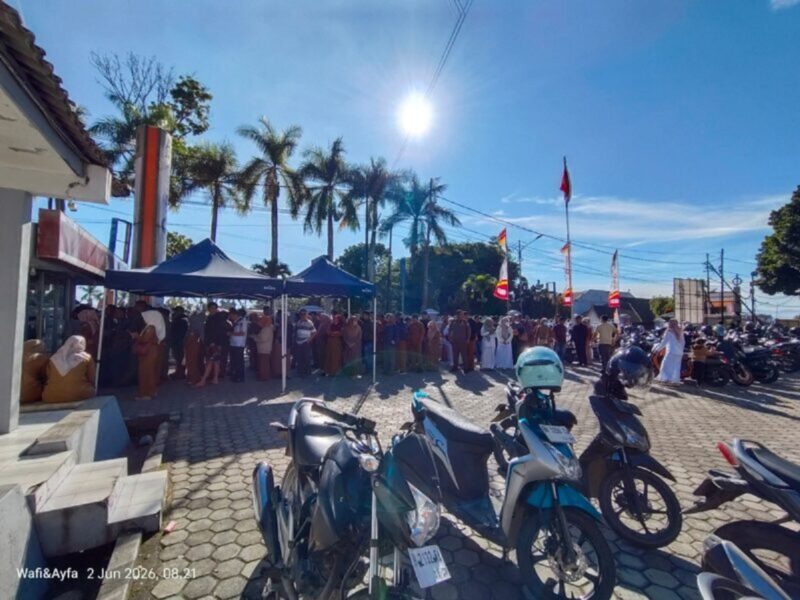 Tampak antrian nasabah untuk menarik uang tunai di ATM bank jambi cabang Sungai Penuh