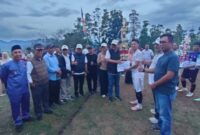 Walikota Sungai Penuh, Alfin saat menyerahkan piala pemenang batu gong cup