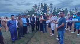 Walikota Sungai Penuh, Alfin saat menyerahkan piala pemenang batu gong cup