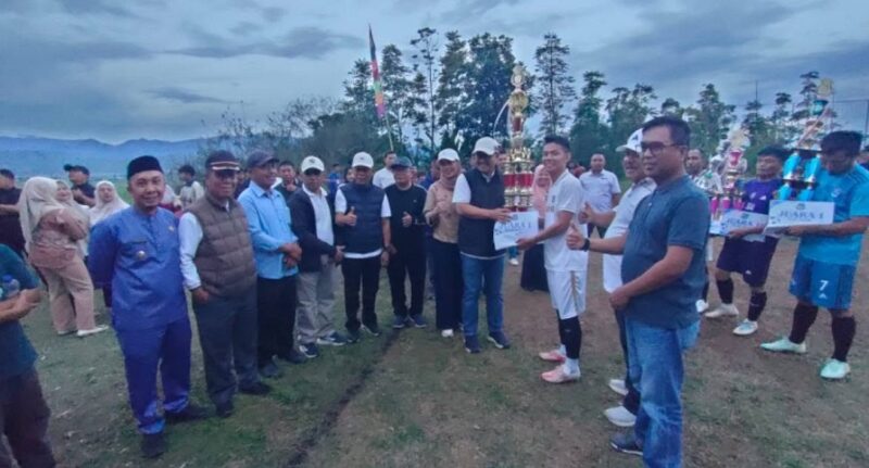 Walikota Sungai Penuh, Alfin saat menyerahkan piala pemenang batu gong cup