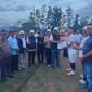 Walikota Sungai Penuh, Alfin saat menyerahkan piala pemenang batu gong cup
