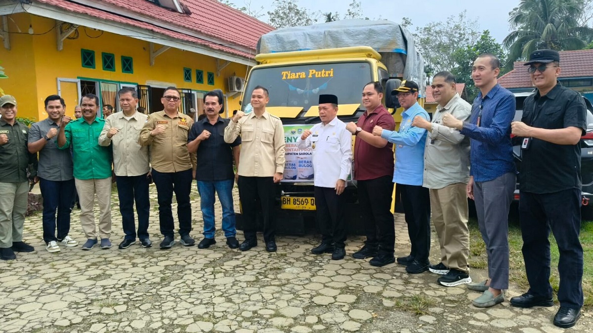 Gubernur Al Haris Serahkan  untuk Korban Pasca Bencana Banjir di Sarolangun. Doc.pariwarajambi