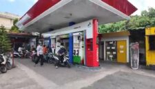 Tampak aktivitas pengisian BBM di salah satu SPBU di Indonesia
