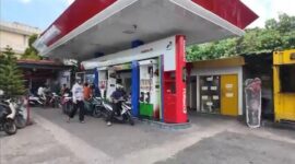 Tampak aktivitas pengisian BBM di salah satu SPBU di Indonesia