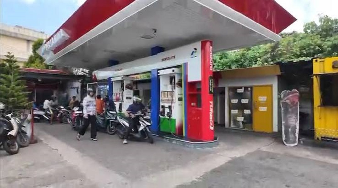 Tampak aktivitas pengisian BBM di salah satu SPBU di Indonesia