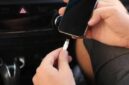 Ilustrasi Mengisi daya ponsel lewat slot lighter mobil