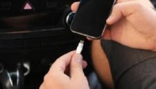Ilustrasi Mengisi daya ponsel lewat slot lighter mobil