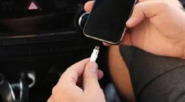 Ilustrasi Mengisi daya ponsel lewat slot lighter mobil