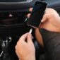 Ilustrasi Mengisi daya ponsel lewat slot lighter mobil
