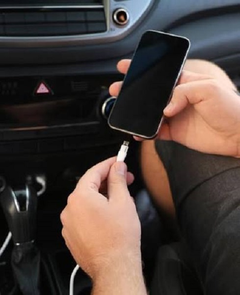 Ilustrasi Mengisi daya ponsel lewat slot lighter mobil