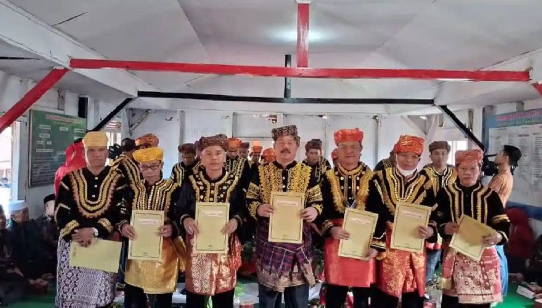 Bupati Kerinci, Monadi dan Anggota DPRD Kerinci, Tomi Emiral TERIMA Gelar adat Kehormatan dari lembaga adat Belui