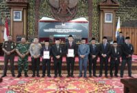 Gubernur Jambi, Alharis saat menerima LHP dari BPK. Foto; Dok Kominfo Jambi