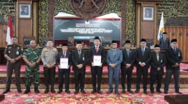 Gubernur Jambi, Alharis saat menerima LHP dari BPK. Foto; Dok Kominfo Jambi