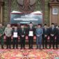 Gubernur Jambi, Alharis saat menerima LHP dari BPK. Foto; Dok Kominfo Jambi