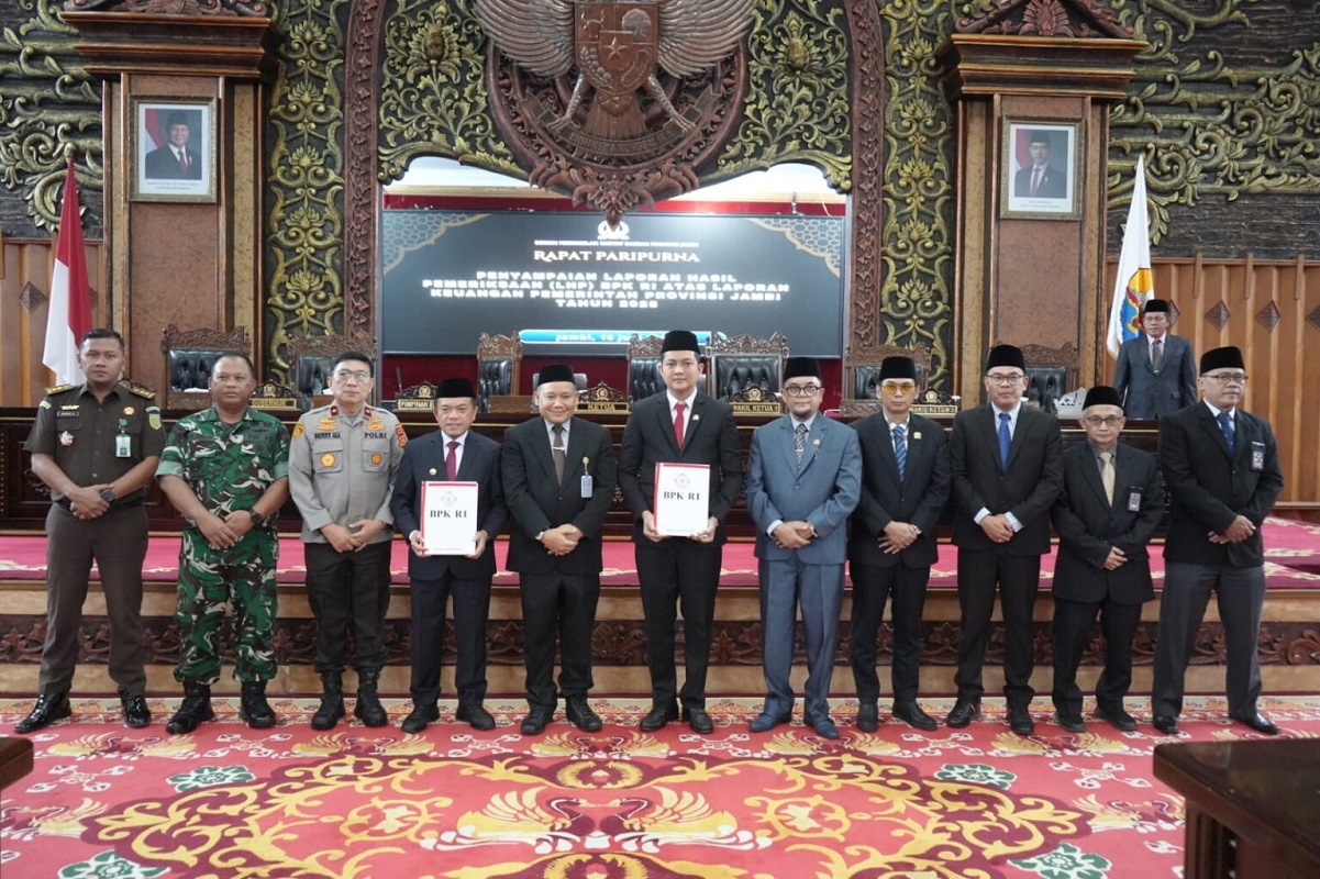 Gubernur Jambi, Alharis saat menerima LHP dari BPK. Foto; Dok Kominfo Jambi
