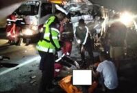 Tampak pihak kepolisian mengevekuasi korban kecelakaan