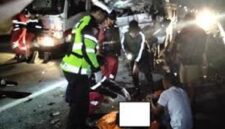 Tampak pihak kepolisian mengevekuasi korban kecelakaan