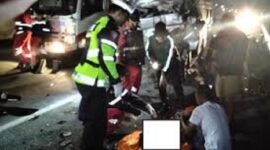 Tampak pihak kepolisian mengevekuasi korban kecelakaan
