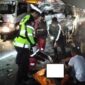 Tampak pihak kepolisian mengevekuasi korban kecelakaan
