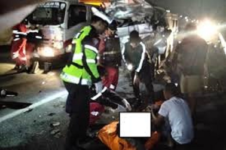 Tampak pihak kepolisian mengevekuasi korban kecelakaan
