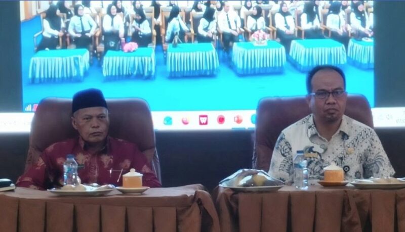Wakil Walikota Sungai Penuh, Azhar Hamzah dan Kepala BKPSDM Sungai Penuh, Affan saat memimpin kegiatan Penutupan Latsar CPNS Sungai Penuh