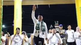 Walikota Sungai Penuh saat memimpin Pawai Obor Sambut 1 Muharam 1448 H, yang dihadiri ribuan warga