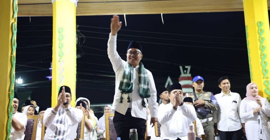 Walikota Sungai Penuh saat memimpin Pawai Obor Sambut 1 Muharam 1448 H, yang dihadiri ribuan warga