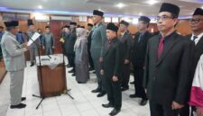 Bupati Tanjung Jabung Timur saat memimpin pengambilan sumpah jabatan pejabat yang dilantik
