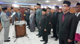 Bupati Tanjung Jabung Timur saat memimpin pengambilan sumpah jabatan pejabat yang dilantik