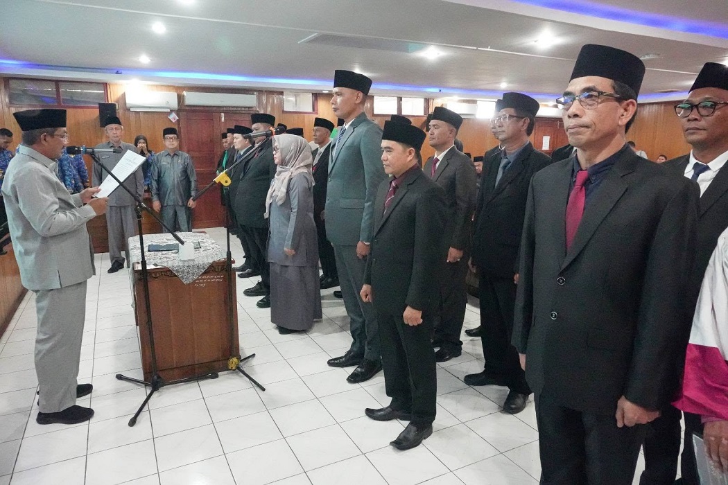 Bupati Tanjung Jabung Timur saat memimpin pengambilan sumpah jabatan pejabat yang dilantik