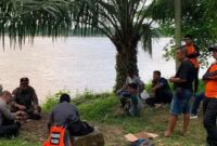Upaya tim Basarnas terus mencari pemancing yang dikabarkan hilang di sungai batang hari