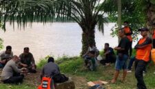Upaya tim Basarnas terus mencari pemancing yang dikabarkan hilang di sungai batang hari