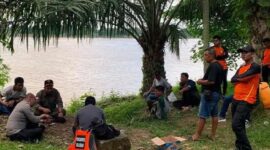 Upaya tim Basarnas terus mencari pemancing yang dikabarkan hilang di sungai batang hari