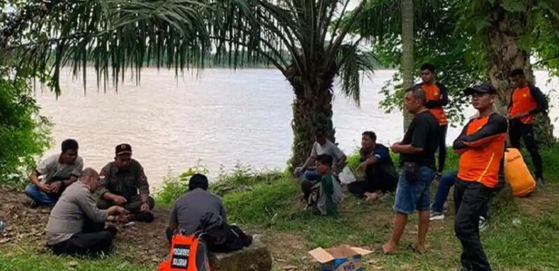 Upaya tim Basarnas terus mencari pemancing yang dikabarkan hilang di sungai batang hari