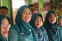 Ketua TP-PKK Kota Sungai Penuh, Sri Kartini Alfin saat meninjau persiapan Desa Pondok Agung Hadapi Lomba PKK Tingkat Provinsi