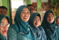 Ketua TP-PKK Kota Sungai Penuh, Sri Kartini Alfin saat meninjau persiapan Desa Pondok Agung Hadapi Lomba PKK Tingkat Provinsi