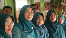 Ketua TP-PKK Kota Sungai Penuh, Sri Kartini Alfin saat meninjau persiapan Desa Pondok Agung Hadapi Lomba PKK Tingkat Provinsi