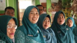 Ketua TP-PKK Kota Sungai Penuh, Sri Kartini Alfin saat meninjau persiapan Desa Pondok Agung Hadapi Lomba PKK Tingkat Provinsi