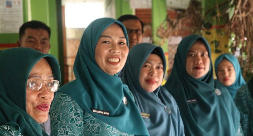 Ketua TP-PKK Kota Sungai Penuh, Sri Kartini Alfin saat meninjau persiapan Desa Pondok Agung Hadapi Lomba PKK Tingkat Provinsi