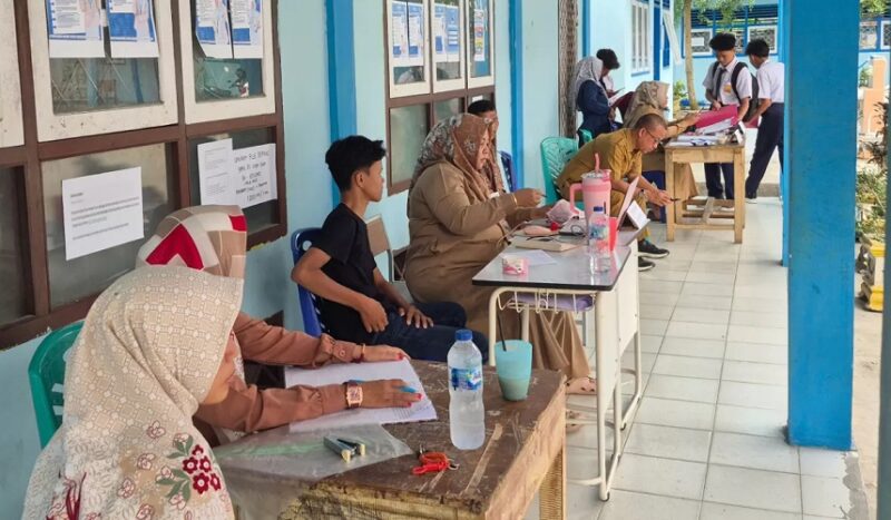 Tampak Anak SAD saat mendaftar di SMA di Tebo