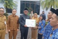 Bupati Sarolangun, H Hurmin saat menyerahkan SK bagi 188 PNS Formasi tahun 2024