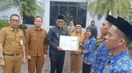 Bupati Sarolangun, H Hurmin saat menyerahkan SK bagi 188 PNS Formasi tahun 2024