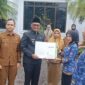 Bupati Sarolangun, H Hurmin saat menyerahkan SK bagi 188 PNS Formasi tahun 2024