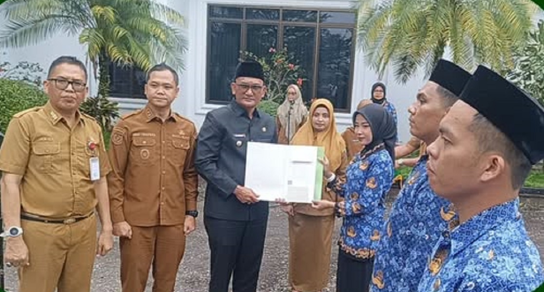Bupati Sarolangun, H Hurmin saat menyerahkan SK bagi 188 PNS Formasi tahun 2024