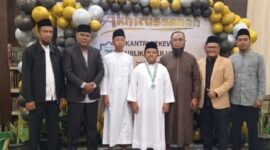 Foto Dua siswa SD Lukmanul Hakim peraih nilai TKA tertinggi bersama gurunya 