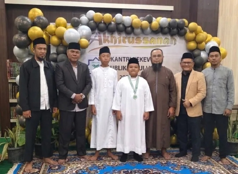 Foto Dua siswa SD Lukmanul Hakim peraih nilai TKA tertinggi bersama gurunya 