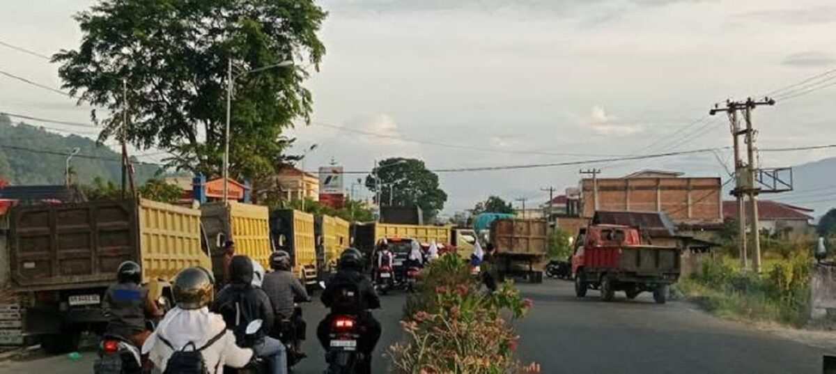 Tampak antrian Dumptruck di salah satu SPBU Sungai Penuh